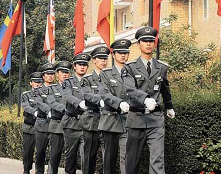 在小區(qū)門口發(fā)生搶劫事件時，物業(yè)保安是否負(fù)有相關(guān)責(zé)任